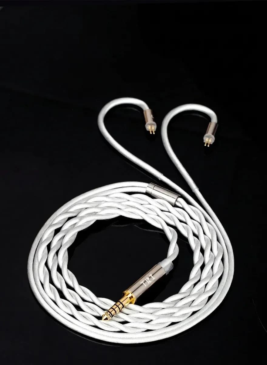 은색 꼬임 이어폰 케이블 스튜디오 사진